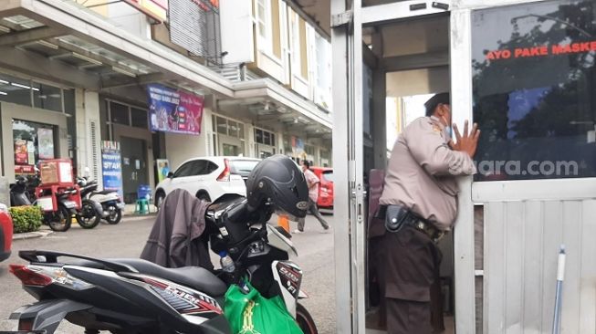 49408-penampakan-petugas-keamanan-alias-satpam-di-bekasi-yang-masih-menggunakan-seragam-mirip-polisi