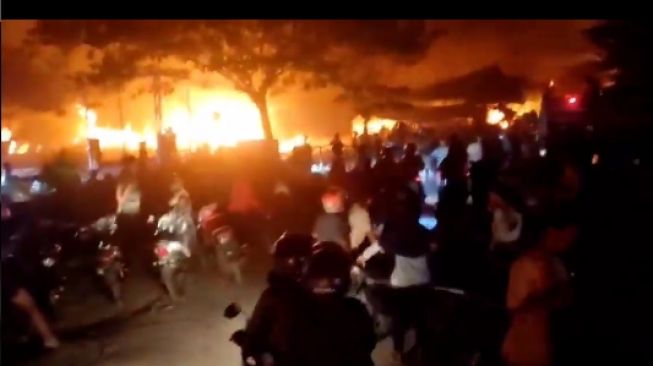 72815-kebakaran-yang-terjadi-di-pasar-johar-masjid-agung-jawa-tengah