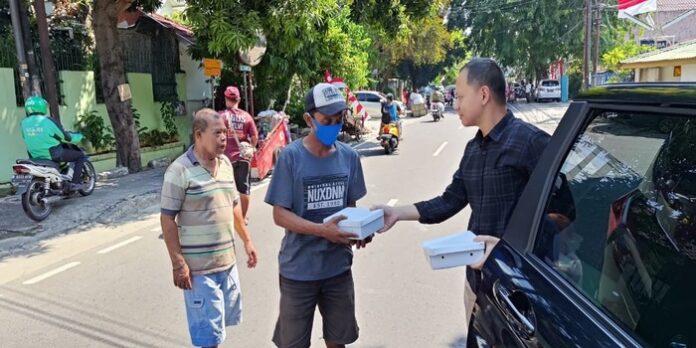 BRI Branch Office Rawamangun Gelar Kegiatan “Jumat Berkah” dengan Membagikan Makanan untuk Masyarakat Sekitar (1) (1)