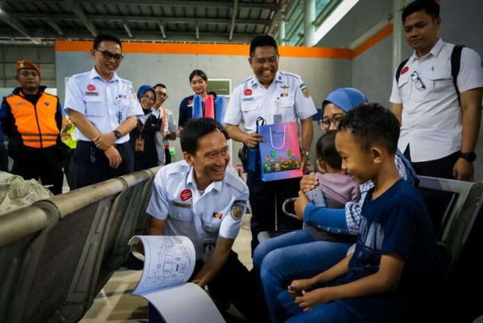 Direktur-Utama-KAI-Bobby-Rasyidin-Menyapa-Langsung-Pelanggan-di-Wilayah-Daop-1-Jakarta