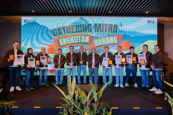 KAI-Daop-1-Jakarta-Berikan-Penghargaan-kepada-Mitra-Angkutan-Barang-sebagai-Apresiasi-atas-Dukungan-Layanan-Logistik-Nasional