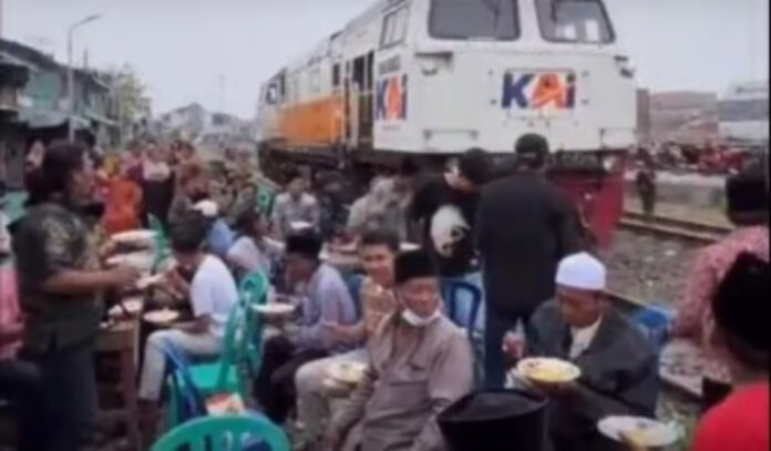 KAI-Daop-8-Surabaya-Sesalkan-Kegiatan-Hajatan-Lamaran-di-Sekitar-Jalur-Rel