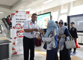 Peringati Hari Ibu 2025, KAI Bagikan 1.000 Tanaman kepada Pengguna LRT Jabodebek