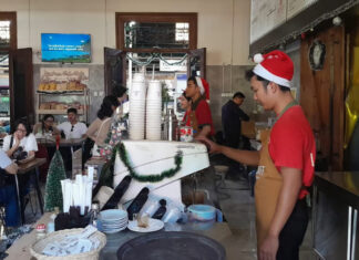 Meriahkan Libur Nataru, KAI Services Percantik Loko Café dengan Nuansa Natal dan Tahun Baru