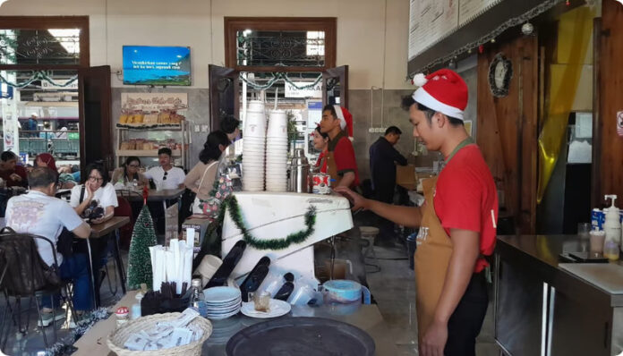 KAI-Services-Percantik-Loko-Kafe-dengan-Nuansa-Natal-dan-Tahun-Baru