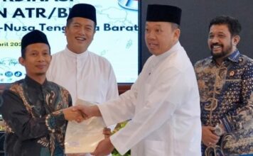 Peran Aktif Kakanwil BPN NTB Dampingi Menteri Nusron Serahkan Ratusan Sertipikat di NTB