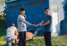 Bupati Lotim Salurkan Kurban Idul Adha, Direktur PDAM Bagikan Daging Sapi di Kembang Kuning