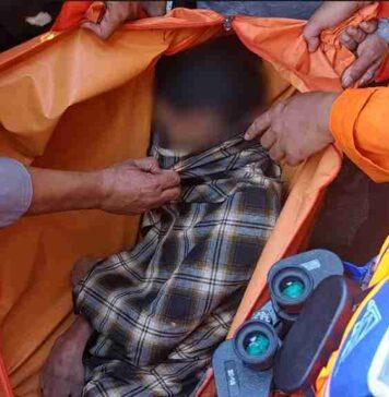 Korban Hanyut di Pantai Ampenan Ditemukan Meninggal Dunia, Polisi dan Tim SAR Lakukan Evakuasi