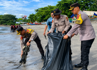 Polres Lombok Timur Ajak Masyarakat Jaga Pantai Lewat Bakti Sosial Hari Bhayangkara ke-80