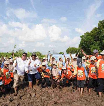 PLN Icon Plus Kenalkan Pelestarian Pesisir kepada Generasi Muda melalui Penanaman Mangrove