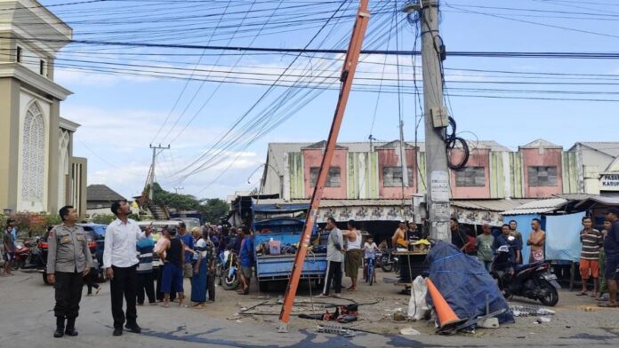 polisi-memeriksa-lokasi-petugas-pln-tersetrum-hingga-tewas-saat-memperbaiki-jaringan-listrik-di-desa-pohgading-kecamatan-pring-1781537941185_169