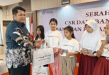 Wujud Sinergi dan Kepedulian Sosial, Bank Jatim Bersama Bank NTB Syariah & IZI Salurkan Bantuan Kacamata Gratis bagi Pelajar di Jawa Timur