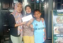 Peduli Kebakaran Rumah Ibu Nurhayati, Pengurus APA NTB Serahkan Bantuan