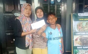 Peduli Kebakaran Rumah Ibu Nurhayati, Pengurus APA NTB Serahkan Bantuan
