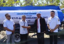 Peringati HUT ke-43, RSUD dr. R. Soedjono Selong Pilih Berbagi dengan Warga Terdampak Kekeringan di Jerowaru