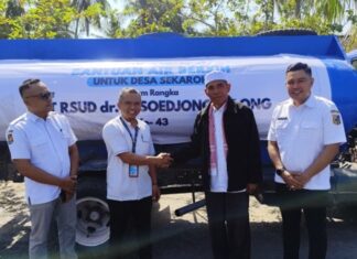 Peringati HUT ke-43, RSUD dr. R. Soedjono Selong Pilih Berbagi dengan Warga Terdampak Kekeringan di Jerowaru