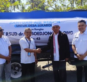 Peringati HUT ke-43, RSUD dr. R. Soedjono Selong Pilih Berbagi dengan Warga Terdampak Kekeringan di Jerowaru