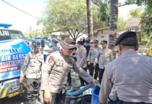 Di Tengah Krisis Air, Polres Lombok Timur Salurkan Bantuan ke Warga Sekaroh