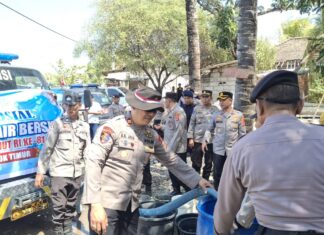 Di Tengah Krisis Air, Polres Lombok Timur Salurkan Bantuan ke Warga Sekaroh