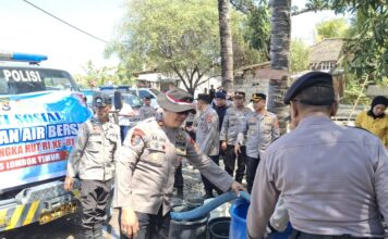 Di Tengah Krisis Air, Polres Lombok Timur Salurkan Bantuan ke Warga Sekaroh