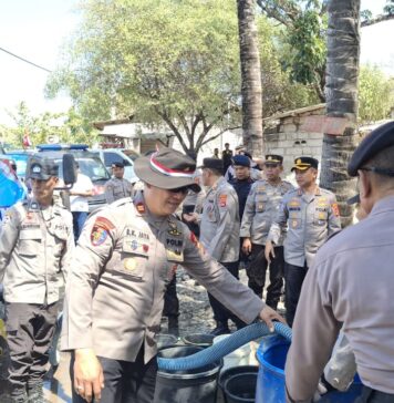 Di Tengah Krisis Air, Polres Lombok Timur Salurkan Bantuan ke Warga Sekaroh