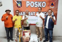 Tanggap Bencana Kebakaran Desa Adat Sade, Bank NTB Syariah Salurkan Bantuan Air Bersih dan Paket Sembako