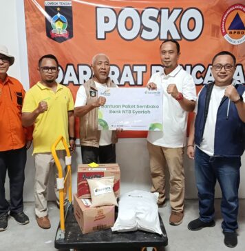 Tanggap Bencana Kebakaran Desa Adat Sade, Bank NTB Syariah Salurkan Bantuan Air Bersih dan Paket Sembako