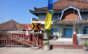 Kantor Desa Kebon Ayu Disegel Tumpukan Bambu, Pelayanan Warga Lumpuh