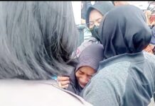 Isak Tangis Iringi Kepulangan Jenazah Korban KMP Putri Yasmin di Pelabuhan Lembar
