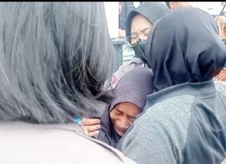Isak Tangis Iringi Kepulangan Jenazah Korban KMP Putri Yasmin di Pelabuhan Lembar