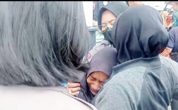 Isak Tangis Iringi Kepulangan Jenazah Korban KMP Putri Yasmin di Pelabuhan Lembar