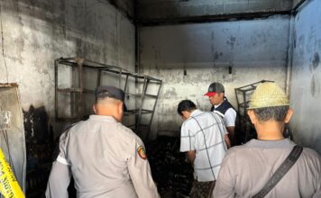 Dini Hari Ruko di Pasar Keruak Terbakar, Kerugian Capai Puluhan Juta Rupiah