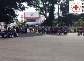 Jaga Kebersihan Pusat Aktivitas Warga, Edwin Hadiwijaya Gotong Royong di Terminal Pancor