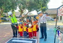 Polisi Ajak Murid TK Lentera Hati Kenali Rambu, Bekal Aman Beraktivitas di Jalan