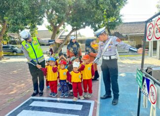Polisi Ajak Murid TK Lentera Hati Kenali Rambu, Bekal Aman Beraktivitas di Jalan