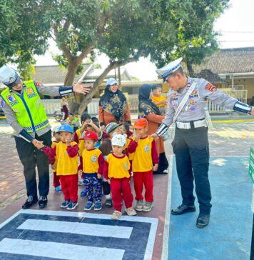 Polisi Ajak Murid TK Lentera Hati Kenali Rambu, Bekal Aman Beraktivitas di Jalan