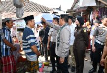 Bantu 60 Pedagang Pasar Gandor, BAZNAS Lombok Timur Salurkan Rp90 Juta untuk Modal Usaha