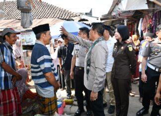 Bantu 60 Pedagang Pasar Gandor, BAZNAS Lombok Timur Salurkan Rp90 Juta untuk Modal Usaha