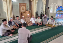 Perkuat Silaturahmi dan Kamtibmas, Polsek Labuapi Hadiri Salat Jumat Bersama 500 Jamaah