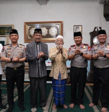 Perkuat Keamanan Berbasis Kemitraan, Kapolda Banten Jalin Silaturahmi dengan Abuya Muhtadi dan Abuya Murtadlo