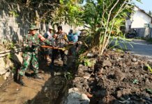 Peduli Nasib Petani, Bhabinkamtibmas dan Babinsa Turun Langsung Benahi Irigasi di Tanjung