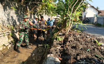 Peduli Nasib Petani, Bhabinkamtibmas dan Babinsa Turun Langsung Benahi Irigasi di Tanjung